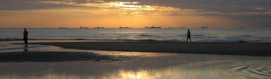 Wilma Bergveld - ondergaande zon met boten op de rede - dia.jpg